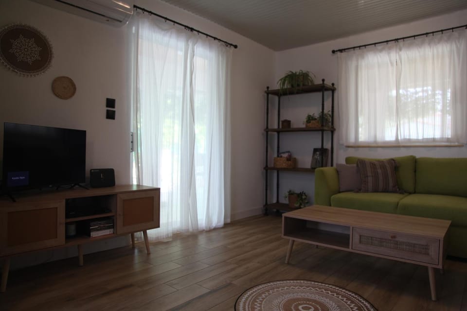 TV and multimedia, Living room, Seating area, Evening entertainment