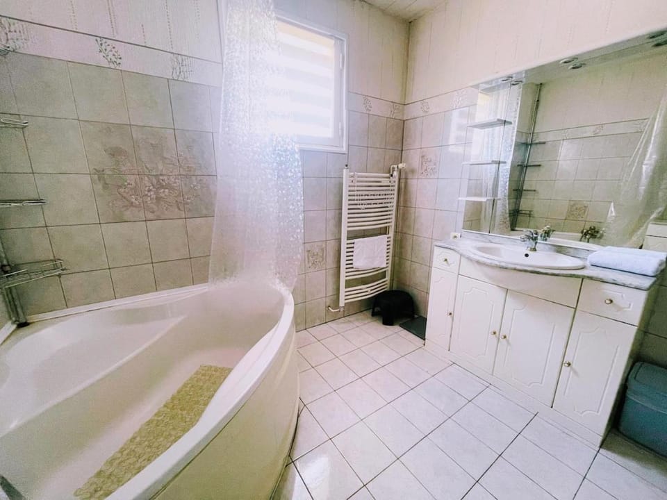 Large family home with garden Paris & Disney Apartment in Noisy-le-Grand