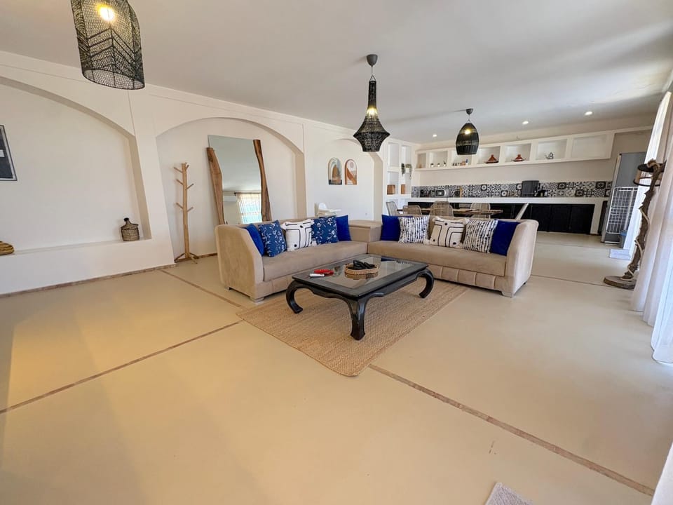 Kitchen or kitchenette, Living room, Seating area, Dining area