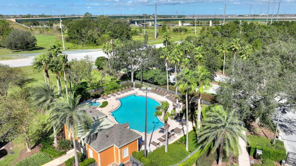 Disney Dreams Townhouse 6 miles to Disney House in Four Corners