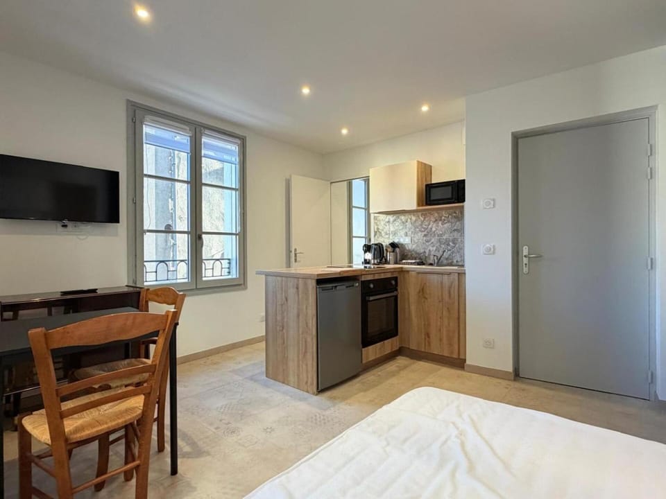 Bed, TV and multimedia, Kitchen or kitchenette, Bedroom