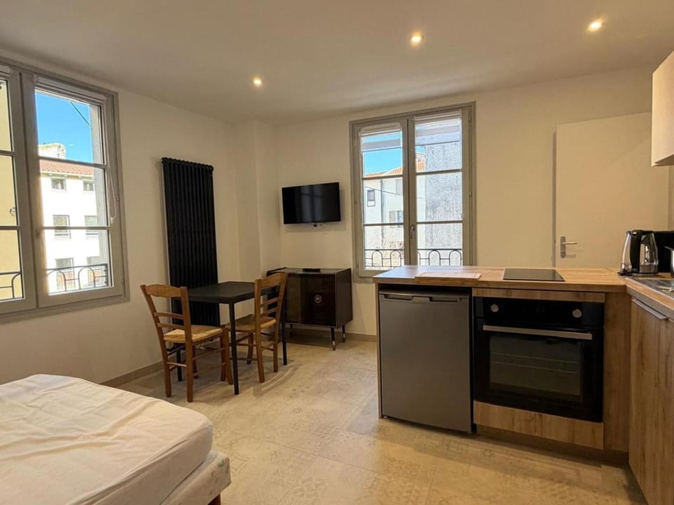 Bed, TV and multimedia, Kitchen or kitchenette, Bedroom