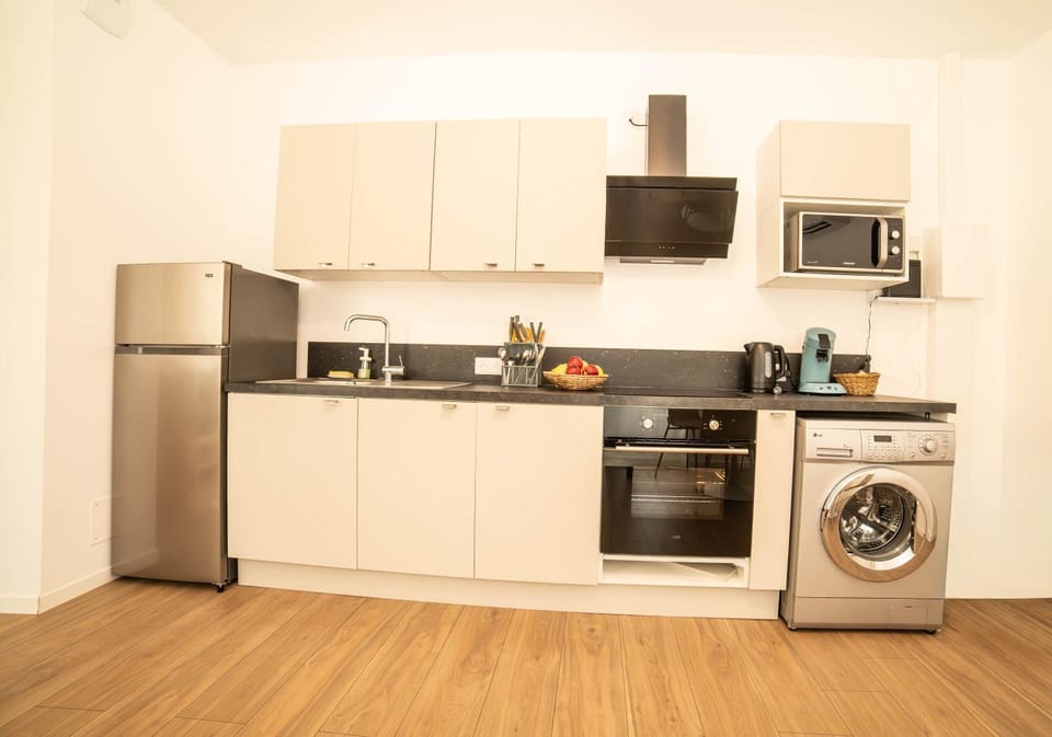 Coffee/tea facilities, microwave, oven, washing machine, kitchen