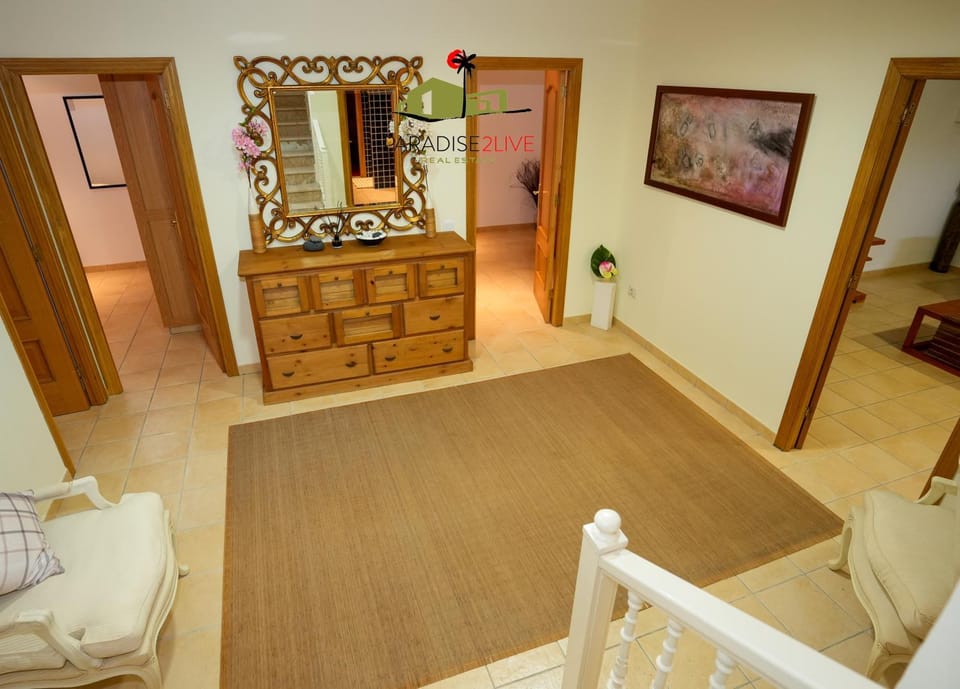 Photo of the whole room, Seating area