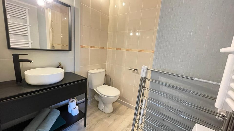 Shower, Toilet, Bathroom, towels