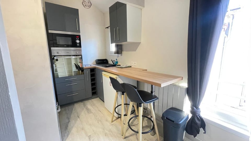 Kitchen or kitchenette, Dining area, oven, stove