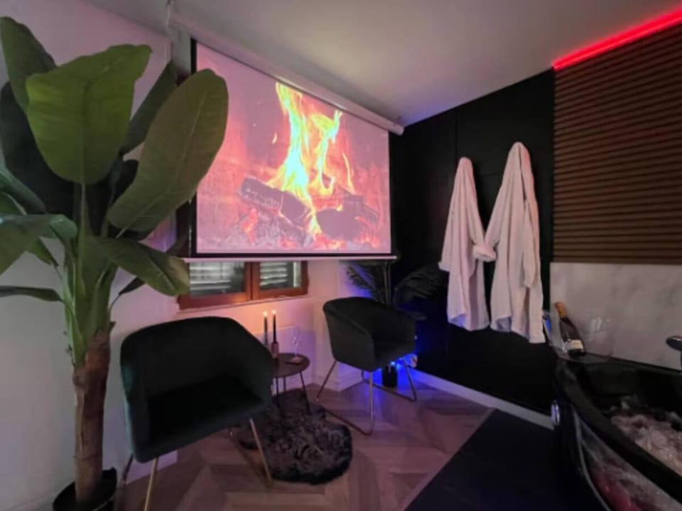 Secret Room Balnéo, Massage & Cinéma Duplex Apartment in Île-de-France