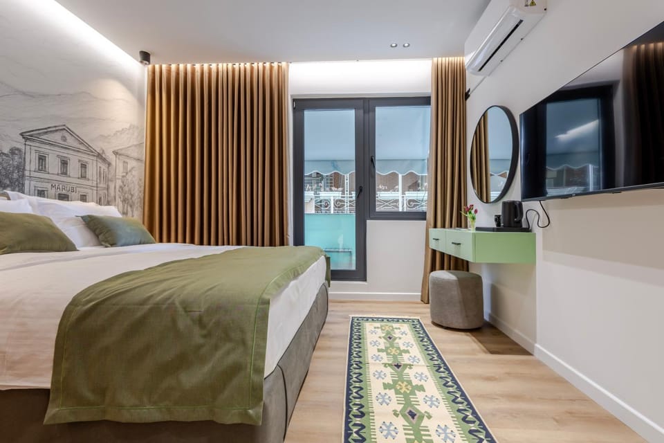 Bed, TV and multimedia, Photo of the whole room, Seating area, Bedroom