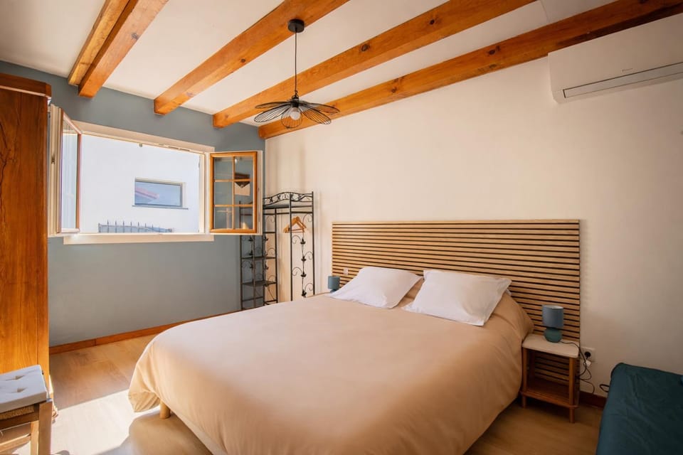 Bed, Photo of the whole room, Bedroom, air conditioner