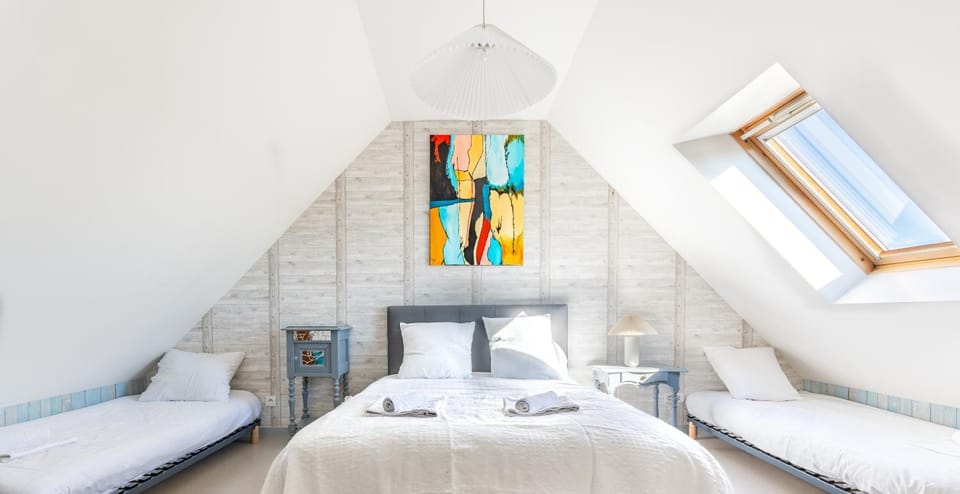 Bed, Photo of the whole room, towels