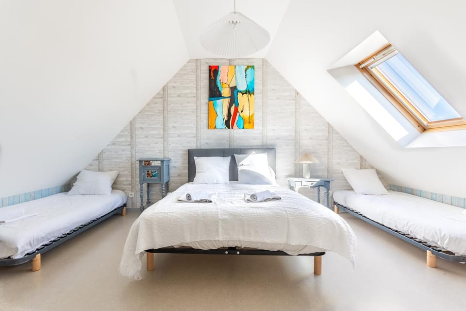 Bed, Decorative detail, Bedroom, towels