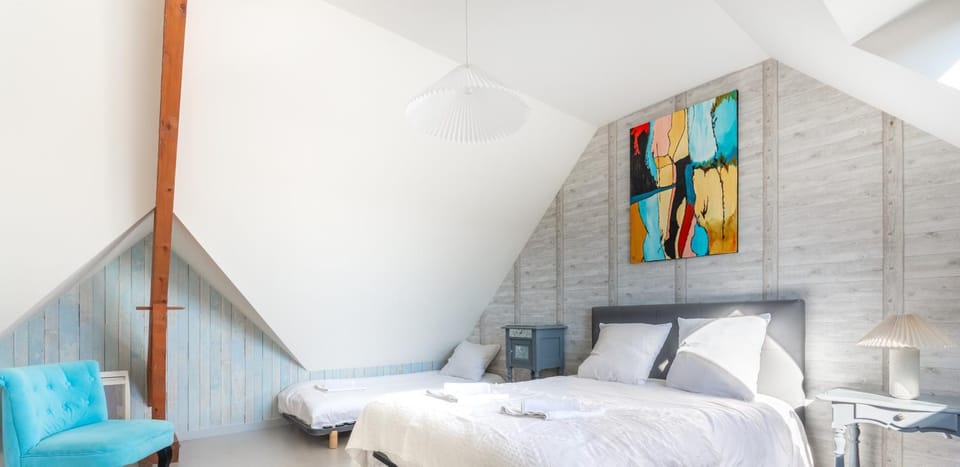 Bed, Bedroom, towels