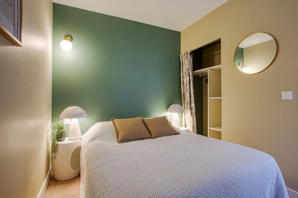 Bed, Photo of the whole room, Bedroom