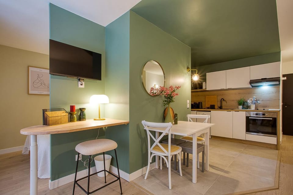 TV and multimedia, Seating area, Dining area
