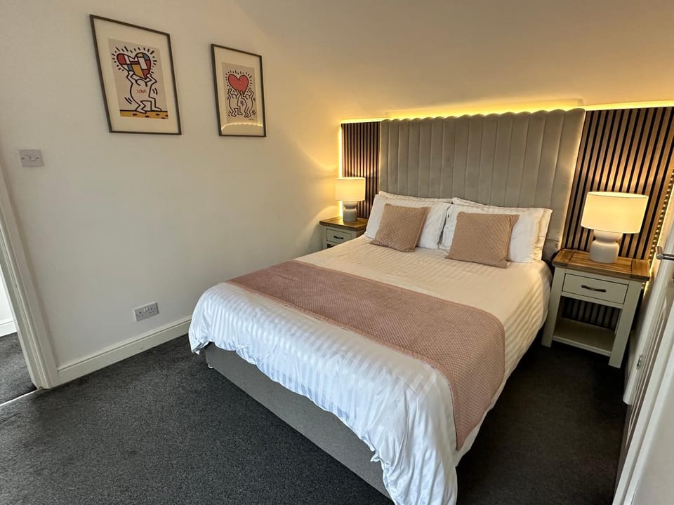 Spacious 4BR House with Canal Views & Garden House in Stretford