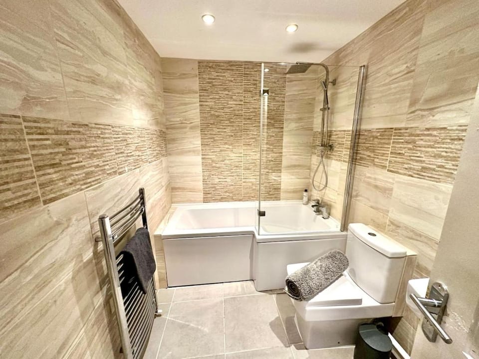 Spacious 4BR House with Canal Views & Garden House in Stretford