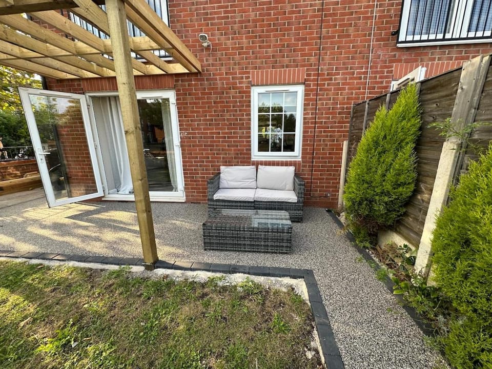 Spacious 4BR House with Canal Views & Garden House in Stretford