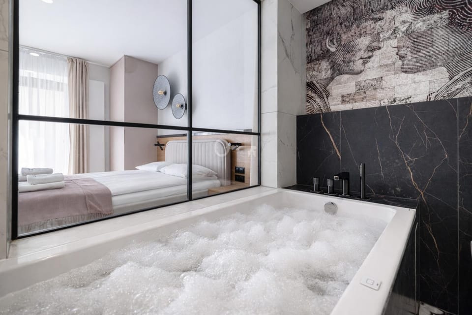 Bed, Hot Tub, Bathroom, Photo of the whole room, Bath