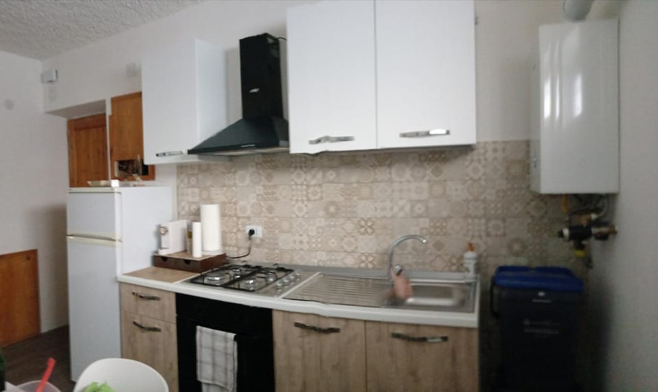 Kitchen or kitchenette, Dining area, oven, stove