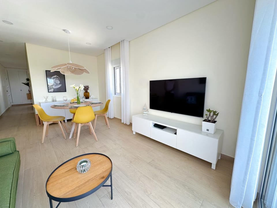 TV and multimedia, Living room, Seating area, Dining area