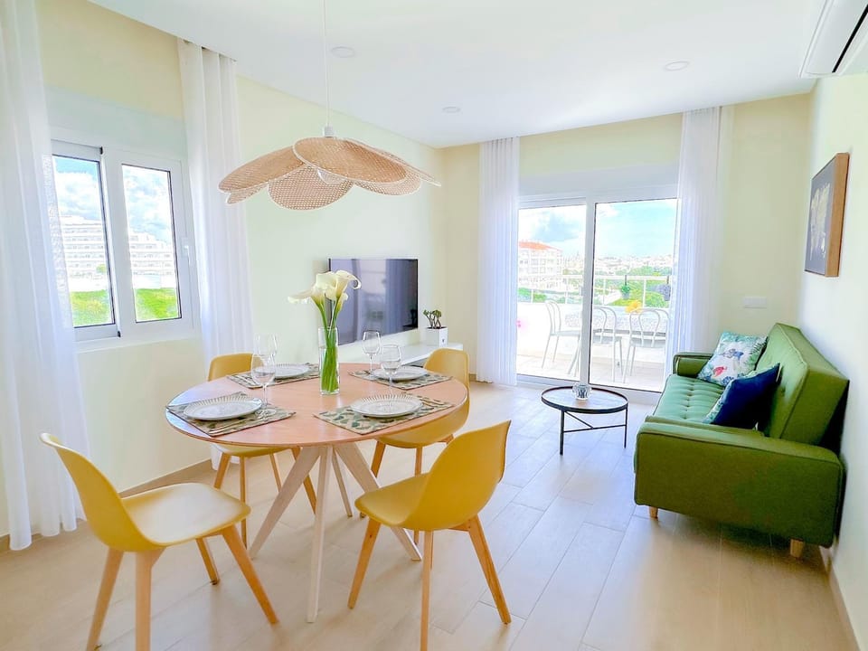 TV and multimedia, Living room, Seating area, Dining area