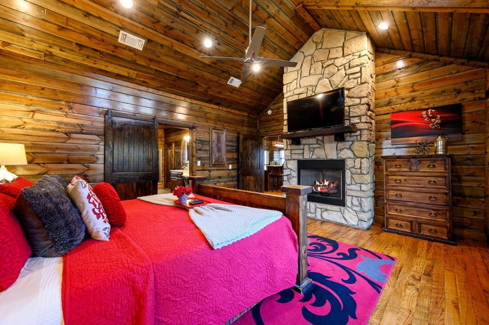 Pond Lily Creek - spacious couples cabin - hot tub Cabin in Oklahoma