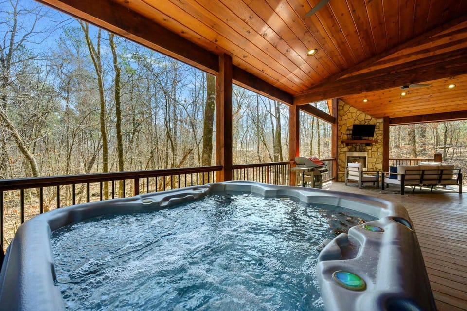 Pond Lily Creek - spacious couples cabin - hot tub Cabin in Oklahoma