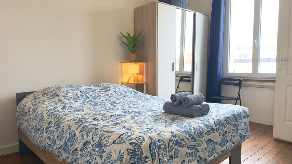 Photo of the whole room, Bedroom