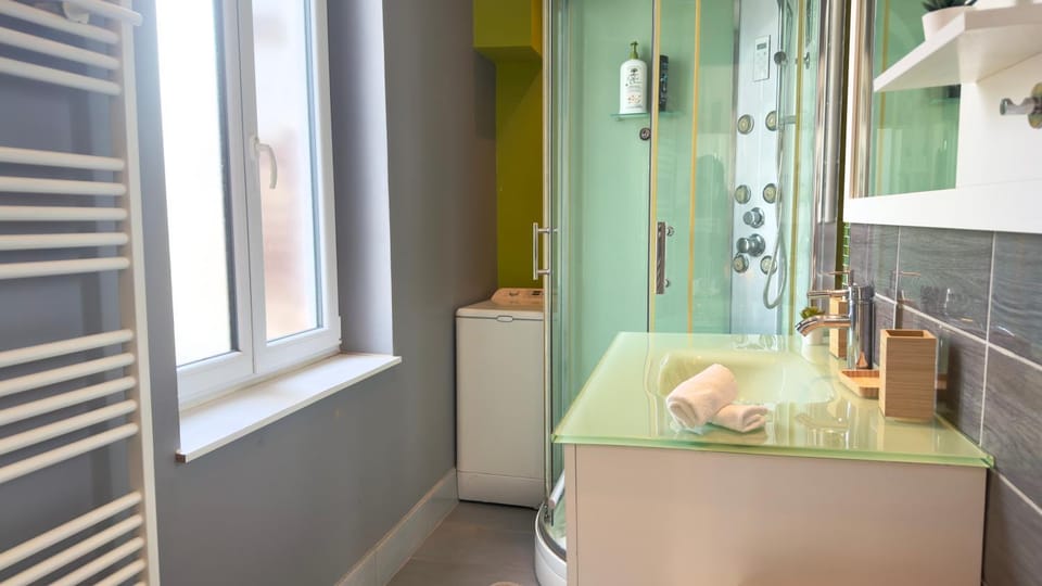 Shower, Bathroom, towels