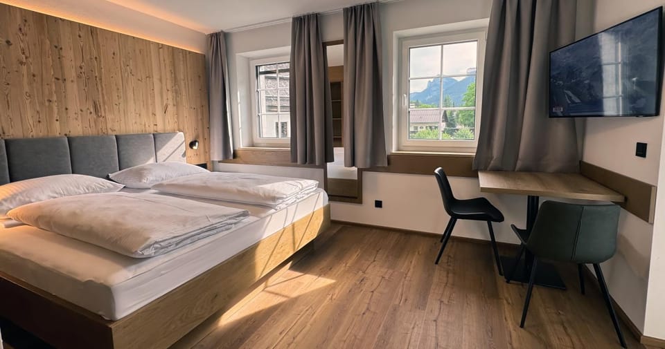 Bed, TV and multimedia, Bedroom