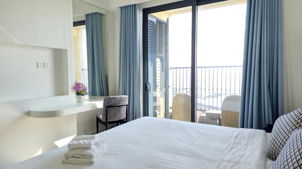 Bed, View (from property/room), Balcony/Terrace, Photo of the whole room, Seating area, Bedroom, Sea view, towels