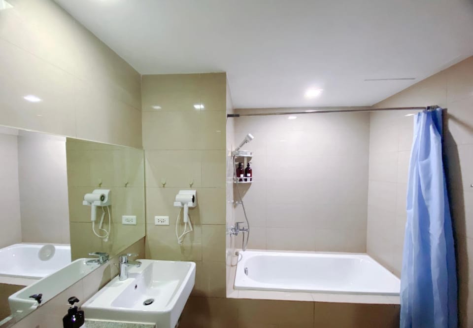 Shower, Toilet, Hot Tub, Bathroom, Bath, towels