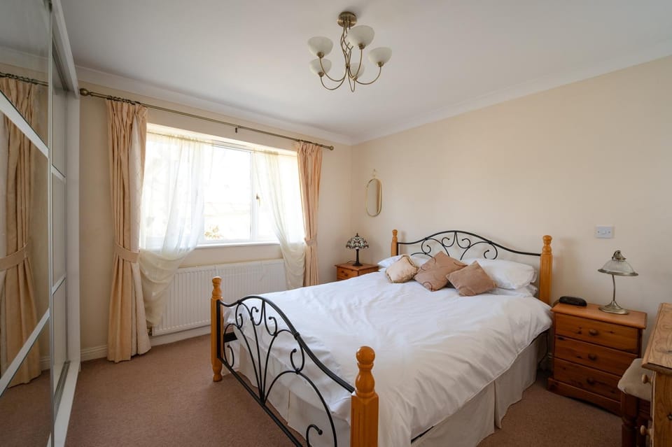 Cozy 2BR Home Near Beach & Village House in Burnham-on-Sea