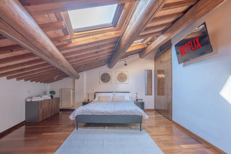Bed, TV and multimedia, Photo of the whole room, Bedroom, Entertainment