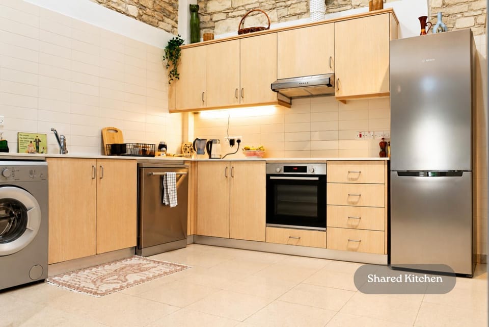 Coffee/tea facilities, Kitchen or kitchenette, Communal kitchen, dishwasher, oven, stove, toaster, washing machine