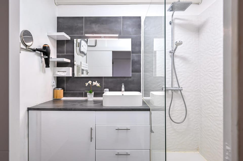 Bathroom, Living room