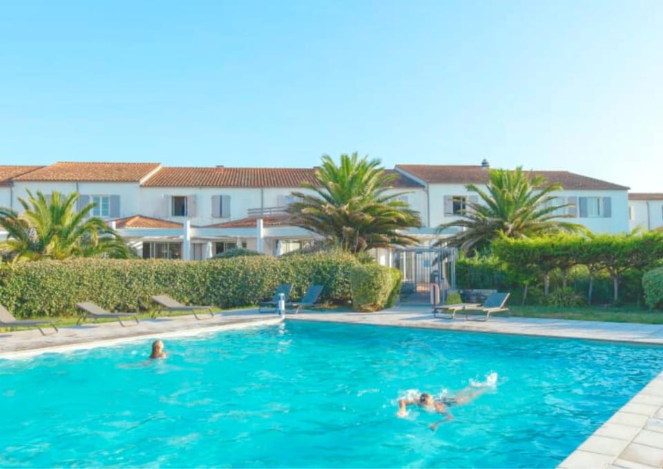 Property building, Swimming pool, Swimming pool