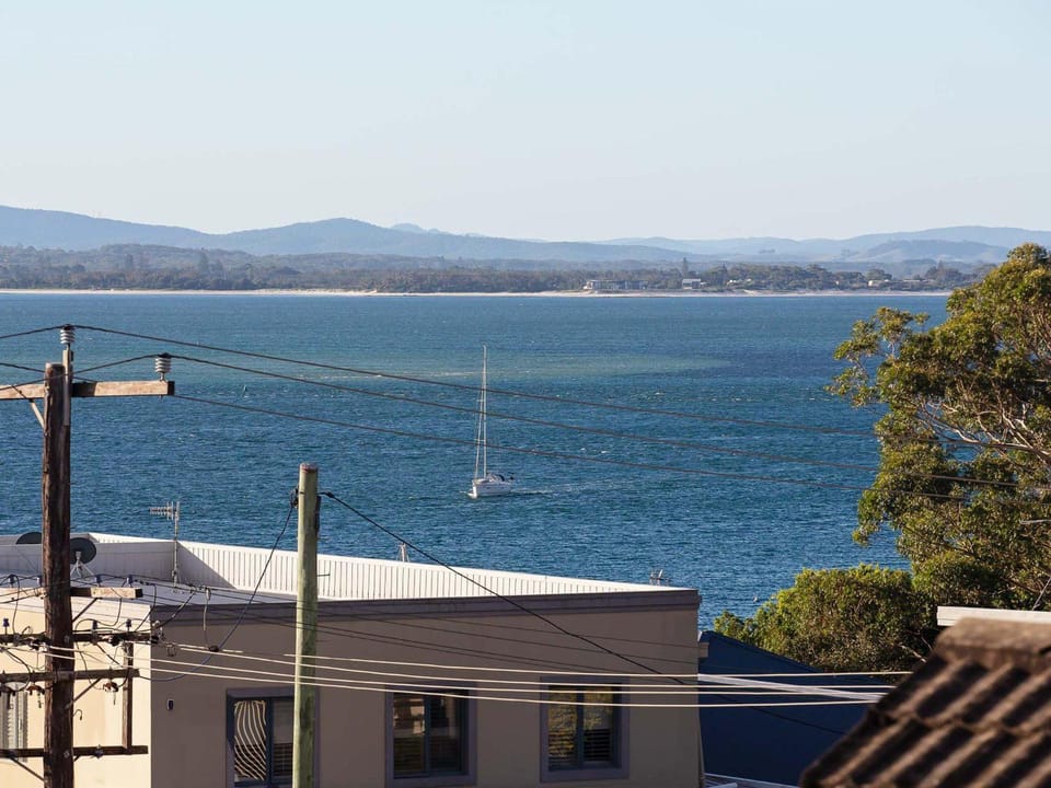 Bellevue, 7 4 Donald Street - renovated unit with air con and Wi-Fi with views & central to CBD Apartment in Nelson Bay