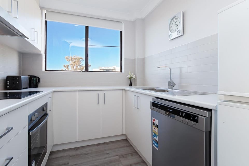Bellevue, 7 4 Donald Street - renovated unit with air con and Wi-Fi with views & central to CBD Apartment in Nelson Bay