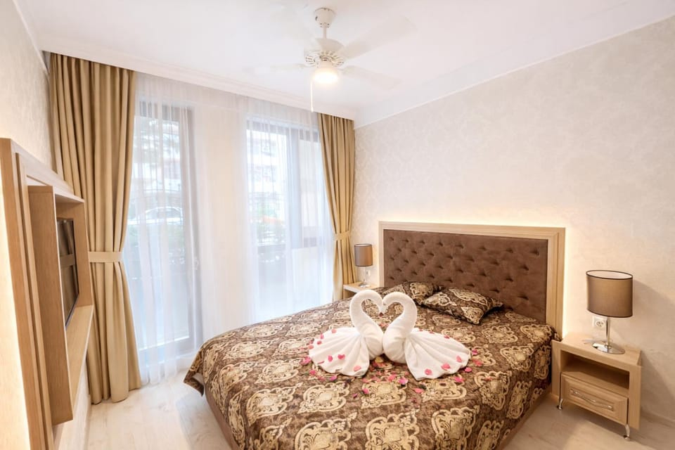 Bed, Bedroom, towels