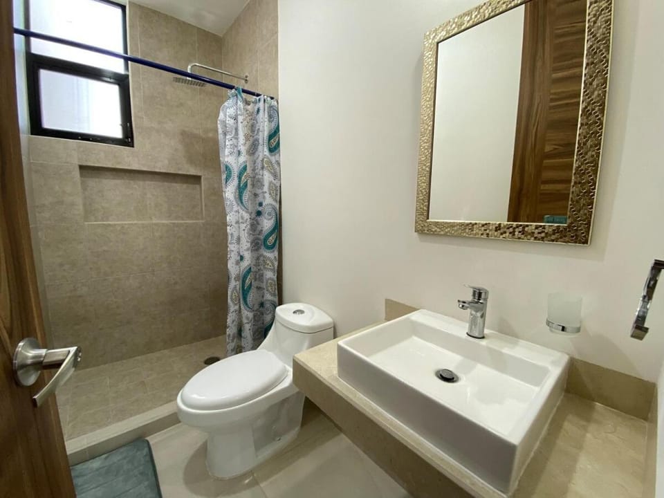 Casa Amarilla Ideal para Ejecutivos Zona Industrial Si Facturamos House in San Luis Potosi