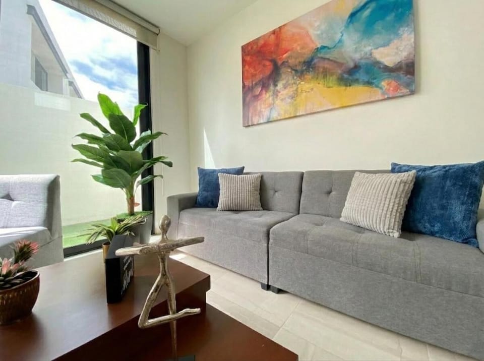 Casa Amarilla Ideal para Ejecutivos Zona Industrial Si Facturamos House in San Luis Potosi
