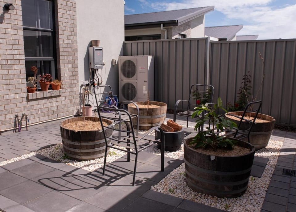 Between Coast & Vale with Sauna & Pizza Oven House in McLaren Vale
