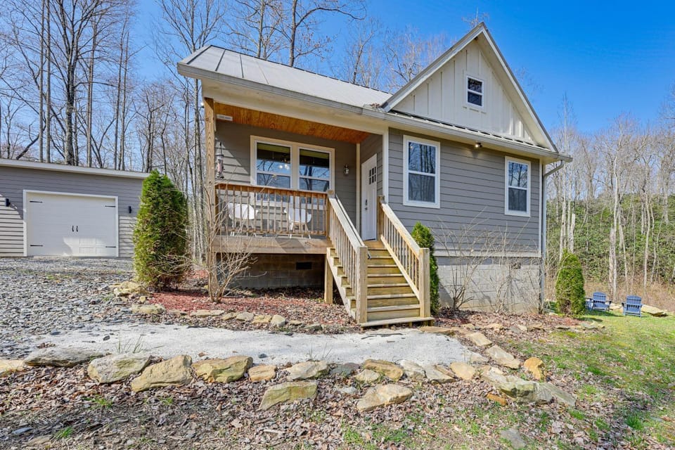 2BD Mtn Retreat near Nantahala w/ Firepit and Pond House in North Carolina