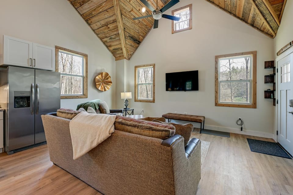 2BD Mtn Retreat near Nantahala w/ Firepit and Pond House in North Carolina
