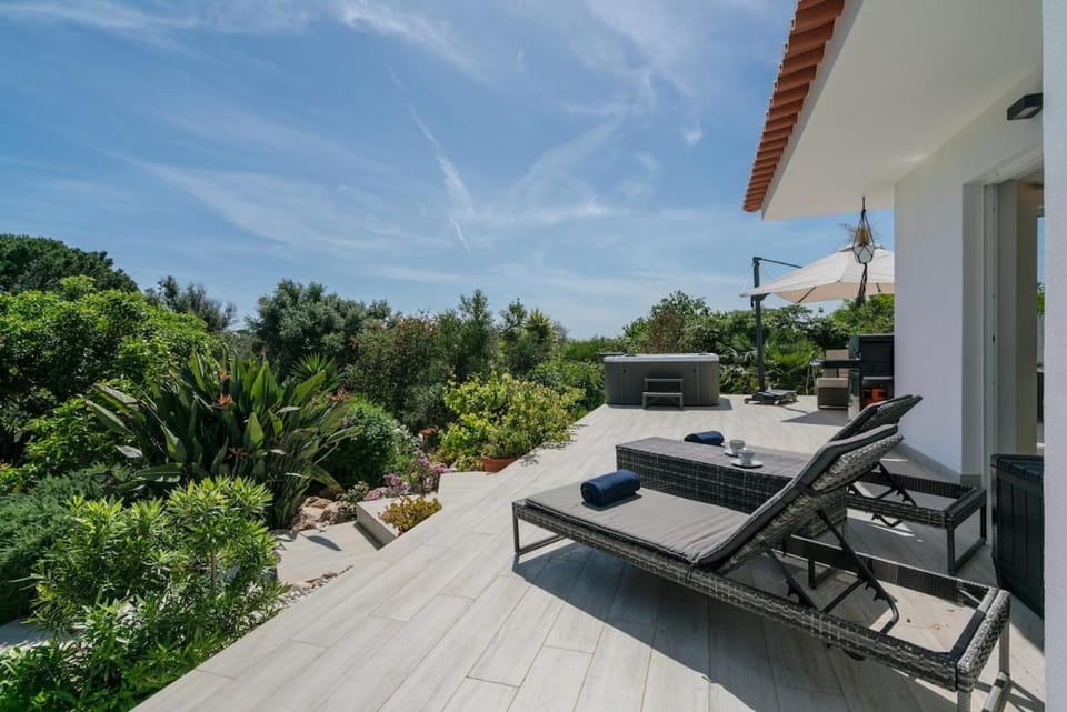 Spacious villa with pool, hot tub and large garden Villa in Luz