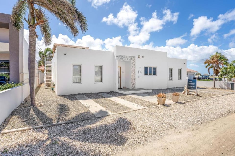 Ruby Villa with Rooftop by Signature Stays Aruba House in Noord