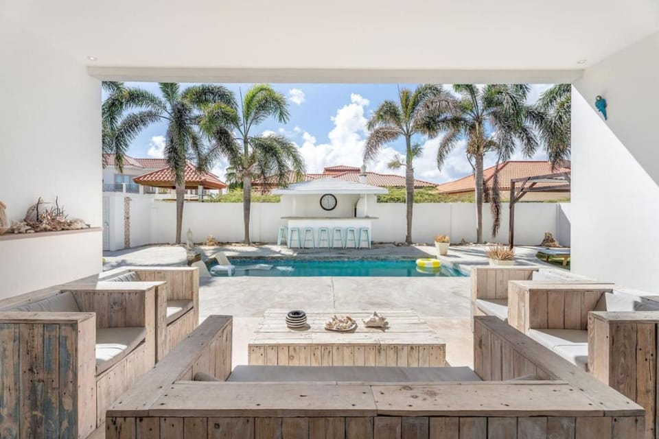 Ruby Villa with Rooftop by Signature Stays Aruba House in Noord