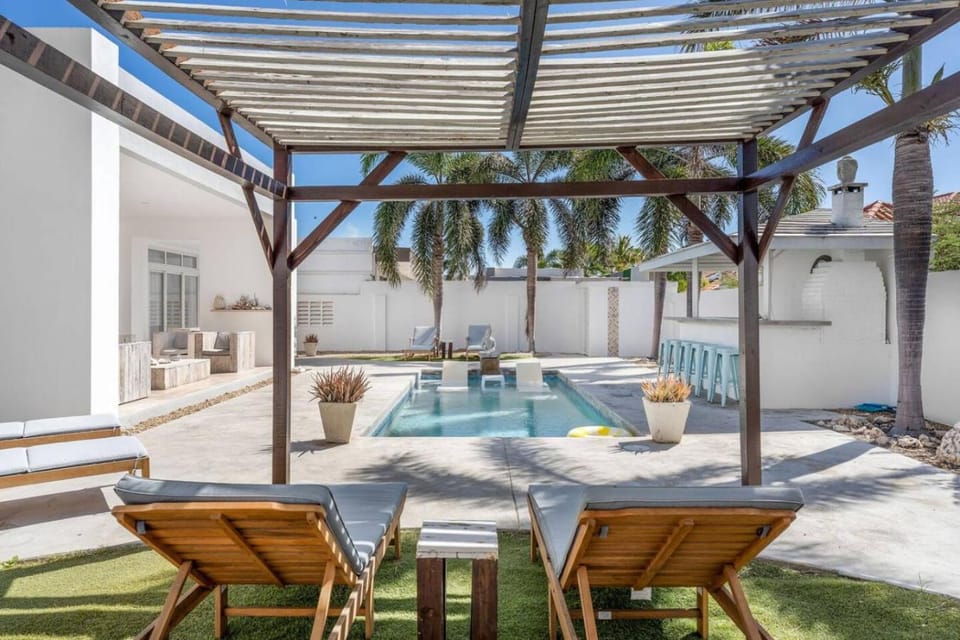 Ruby Villa with Rooftop by Signature Stays Aruba House in Noord