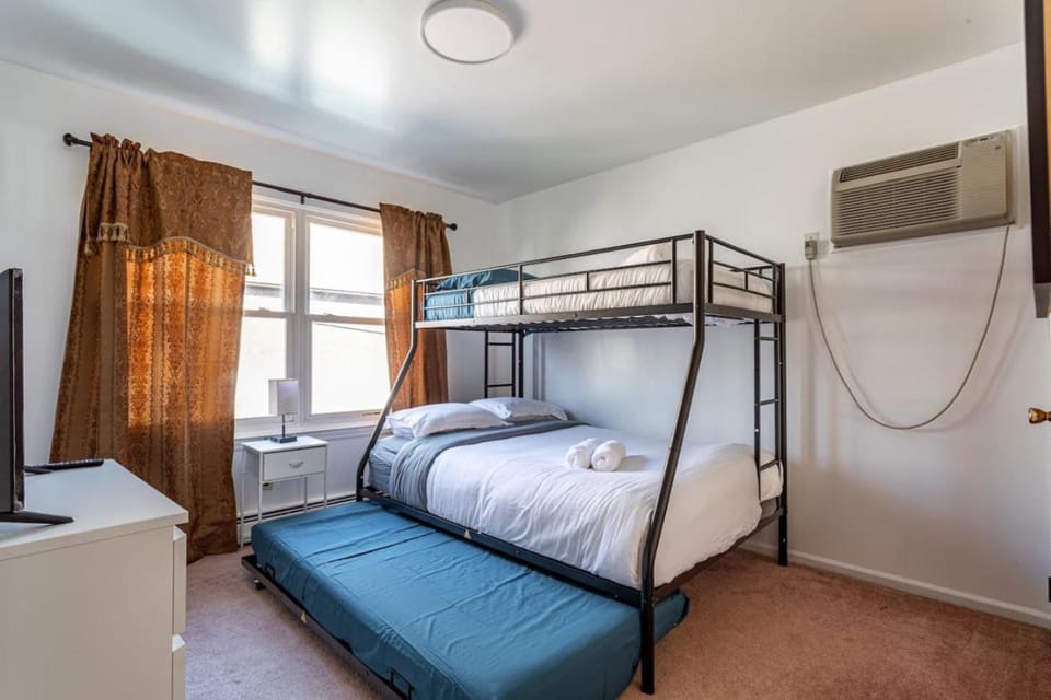 Sunset 3BR 2BA 8 Beds NYC MetLife Free Parking Apartment in Bayonne